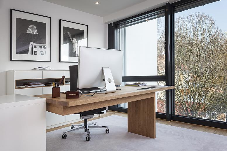 MTB-Homeoffice mit schwebenden Sideboards, Wandregalen und integriertem Schreibtisch